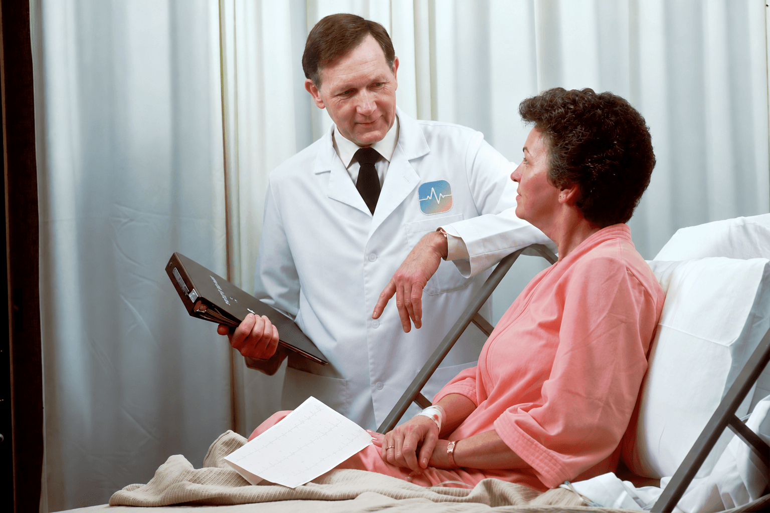 Un stéthoscope posé sur un dossier médical